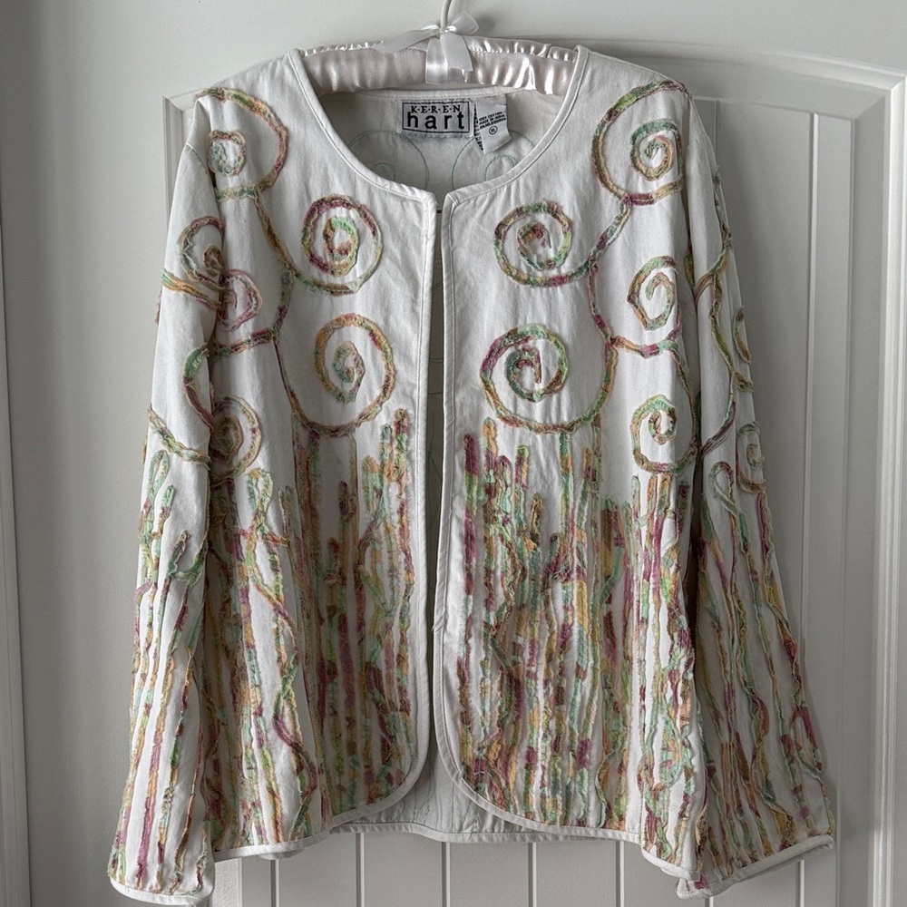 KEREN hart White Jacket with Pastel Embroidered Swirls